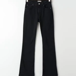 Svarta bootcut jeans - Säljer ett par snygga svarta jeans från Gina Tricot i storlek 38. De är i nyskick då ja inte har använt dom sen ja köpte dom! 👖✨ modellen heter full lenght flare och har en medelhög midja. Midjemåttet är 74 och innerbensmåttet är 81