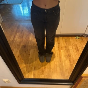 Jeans - Mid waist jeans från Zara med raka ben, har sytt in dem ca 2-3 cm i midjan men går att sprätta upp