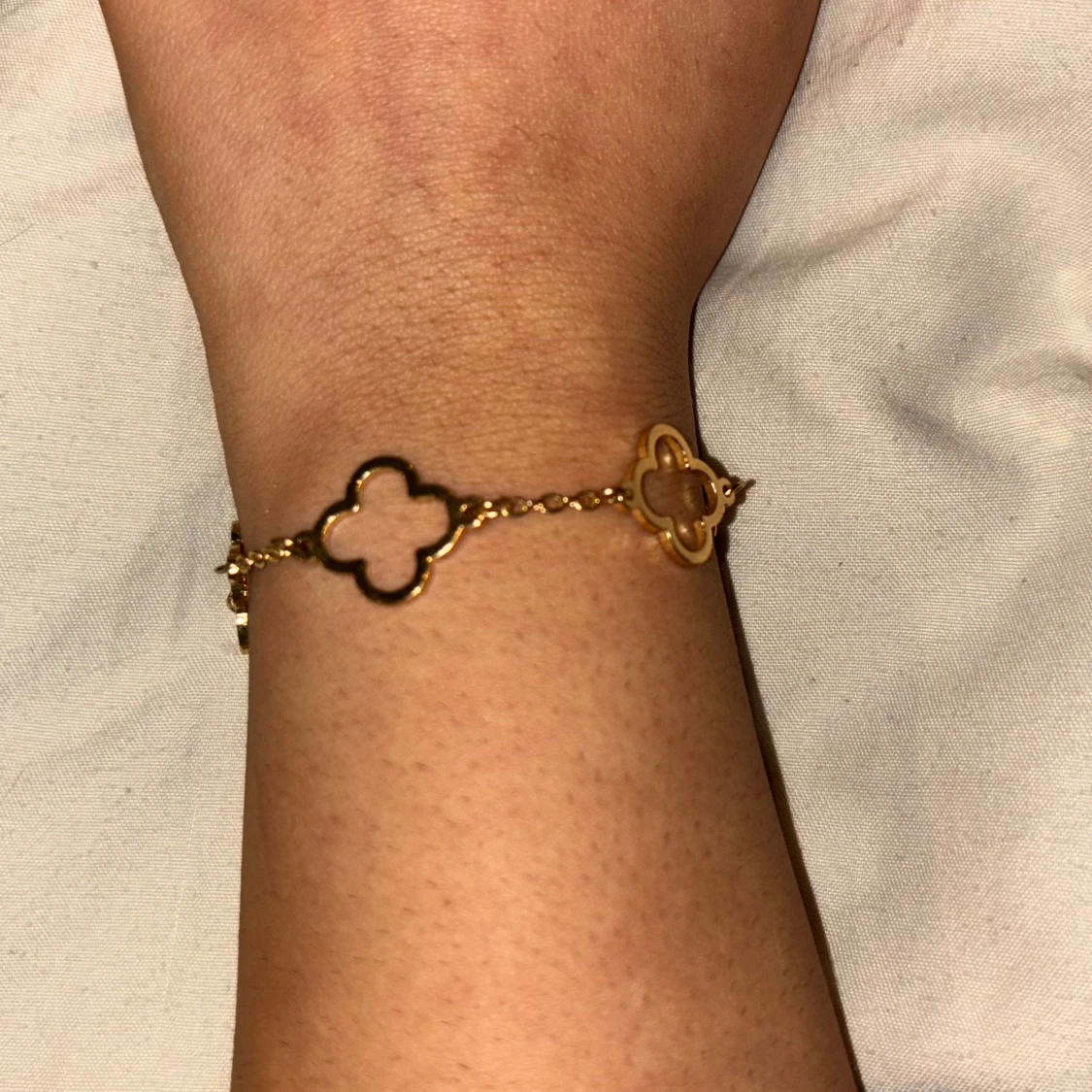 Guldarmband med fyrklöverdesign - 1