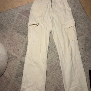Beige cargobyxor med fickor - Snygga beige cargobyxor med praktiska fickor på sidorna. Perfekta för en avslappnad stil och har en bekväm passform. Finns färgen grön strl xs och str S i beige 90kr st