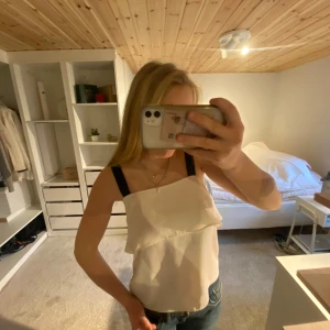 Vit blus med svarta band  - Säljer en superfin blus i superfint material som är vit med svarta band💕💕
