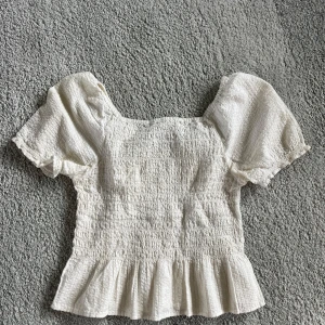 Vit topp med volangdetaljer - Jättesöt vit topp perfekt nu till sommaren!