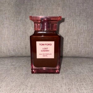 Tom Ford Lost Cherry  - Säljer en lyxig Tom Ford Lost cherry parfym, flaskan är 100ml och helt ny, taget typ 5sprut bara för att testa lukten, säljer för jag fick i julklapp men var inte just min lukt så säljer nu den!☺️