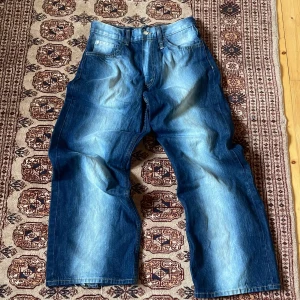Cheap Monday jeans - Snygga blå jeans från Cheap monday, dem sitter baggy. Använt 1 gång bara vid provning 