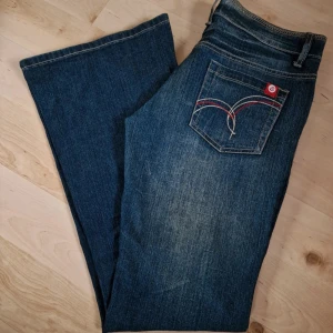 Jeans  - Mycket stretch  Midja: 39 Stuss: 41 Gren: 21 Lårbredd: 24 Innerbenslägnd: 78 Benvidd: 27 Storlek: L men uppskattar till M Öppen för förhandling