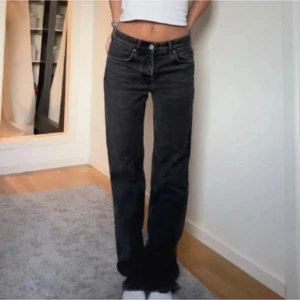 Svarta loose jeans - Snygga trendiga svarta jeans ifrån zara med lite lösare fit. Köpta här på Plick men tyvärr för små för mig. 
