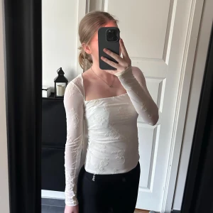 Vit spetströja  - En jättefin tröja från ginatricot som aldrig är använd💕💕 Köpt för 330kr, säljer för 280kr eftersom den inte heller finns kvar att köpa