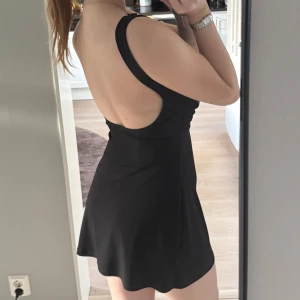 Svart kortklänning - Superfin svart klänning med öppen rygg, knappt använd🩷