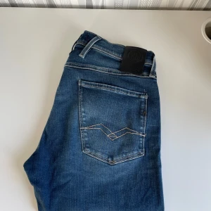 Replay Anbass - Tjena, säljer mina Replay Jeans i den trendiga modellen Anbass. Jeansen är knappt använda, cond 9/10. Nypris: 1899kr, hör av er vid minsta intresse//Anton
