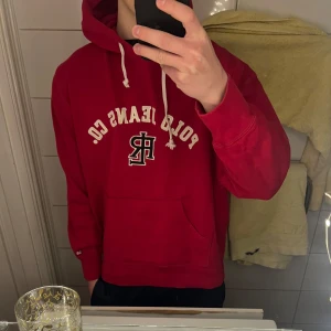 Polo Ralph lauren hoodie  - Snygg röd hoodie från Polo Ralph lauren. Bra skick 