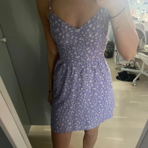 Sommarklänning  - Säljer denna fina sommarklänning ifrån hm, då den inte kommer till användning , använd max 2 ggr, och är i väldigt bra sick , skriv för frågor !💕