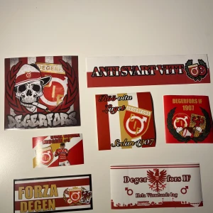 Degerfors klibbor - Ett set med klistermärken från Degerfors IF i olika designer och storlekar. Innehåller motiv som klubbens emblem, slogans och spelarbilder. Perfekt för fans av laget att klippa utomhus och på möbler.