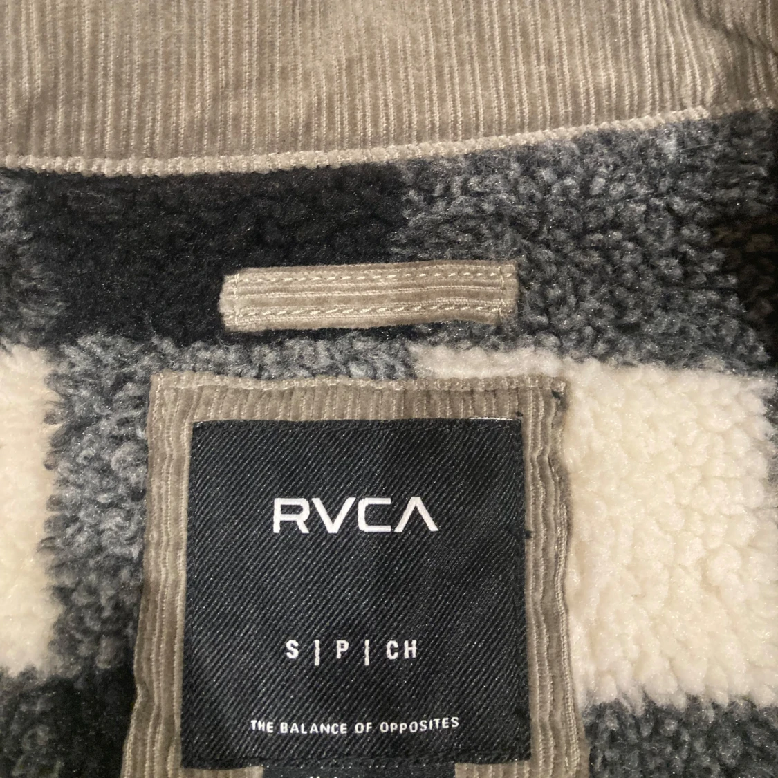 Olivegrön overshirt i Manchester från RVCA - 3