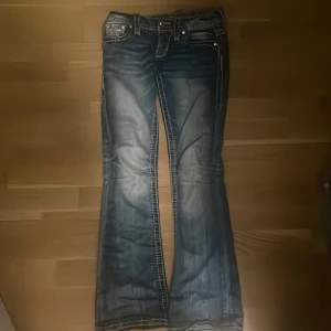 rock revival flared jeans - miss me liknande rock revival jeans som är flared.  Inga tydliga tecken på användning. skriv om fler frågor!