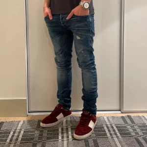 Jack & Jones jeans - Hej, säljer ett par Jack & Jones jeans | Sitter slim | W30 L32 | Med slitningar | Modell Glenn | Pris 299kr | Lånad bild |