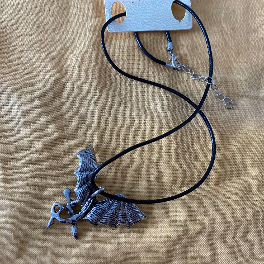 Säljer flera coola halsband med unika hängen. Ett halsband har ett silverfärgat kors med svarta detaljer och röd sten. Ett annat har ett silverfärgat hänge med en flygande örn. Det tredje halsbandet har ett stilrent hänge i form av en delfin. Alla halsbanden har justerbara kedjor. 125kr/st , helt ny . Asusteet.