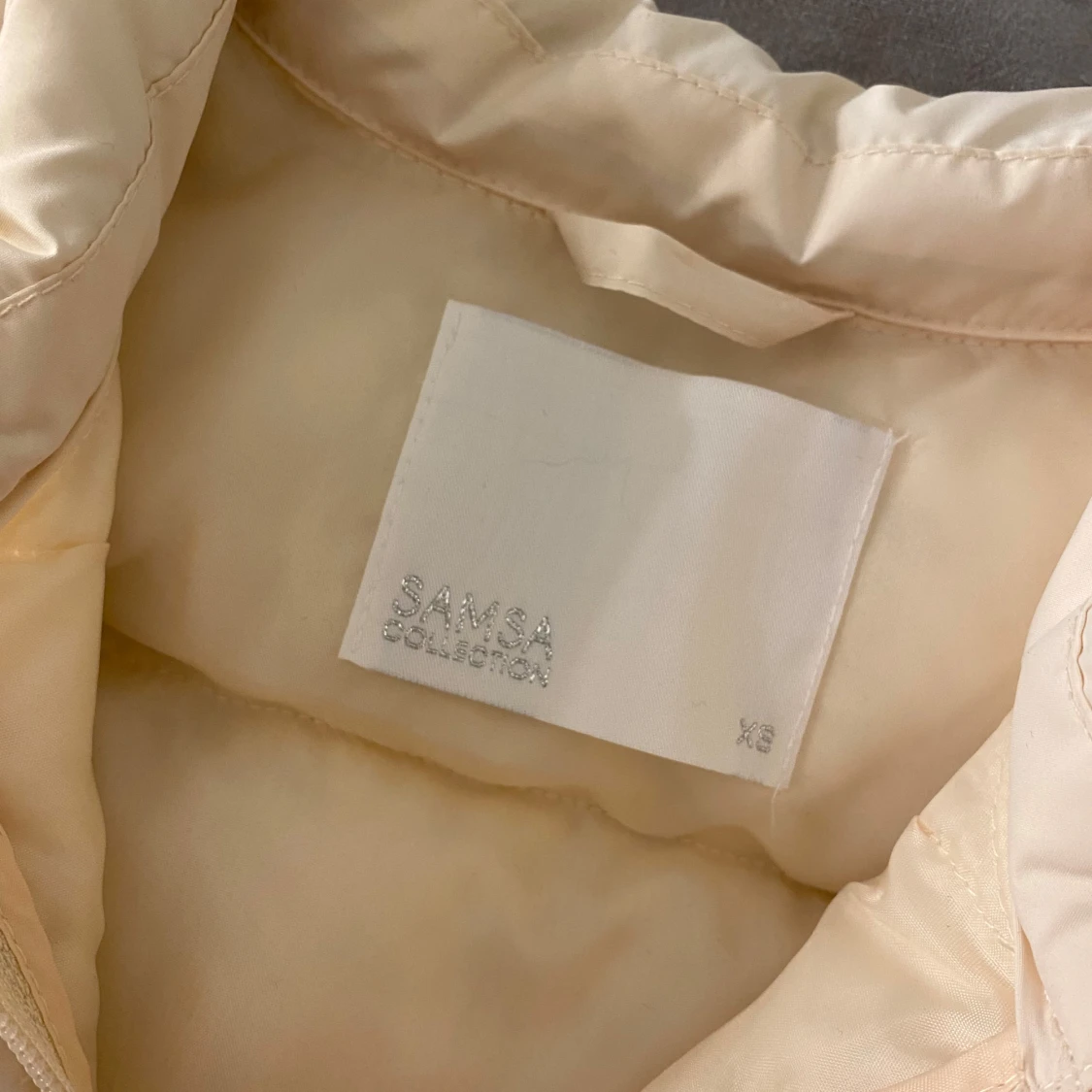 Beige dunjacka från Sansa - 1