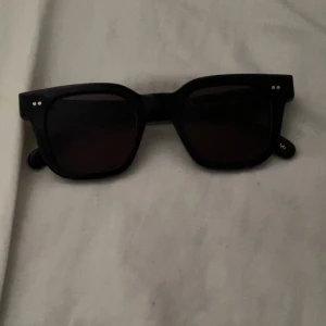 Svarta chimi 04 glasögon - Sköna glasögon som matcher till allt. Chimi lådan är lite smutsig bara annars funkar allt bra, inga repor eller något.