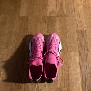 Puma Future ultra - Säljer nu mina puma ultra efter 3-4 träningars användning då de inte riktigt passade min fot så bra då jag fick ont i dem. Men fortfarande en skön sko att ha på sig och den är komfortabel. Stl är 43 men passar om du har 42.5 och kan användas på både konstgräs och naturgräs vilket är mycket smidigt. Nypris 1300 mitt pris 550 