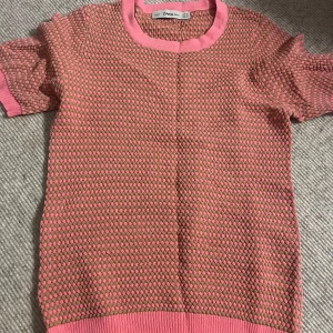 Rosa och beige stickad tröja från Zara - Säljer en snygg rosa och beige stickad tröja från Zara som inte går att köpa längre. Köpte begagnat men jag har endast använder den 1 gång. Superfin och unik❤️❤️
