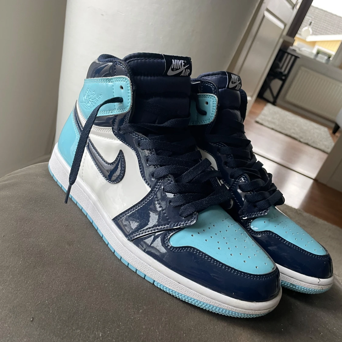 Nike Air Jordans i blå och vit