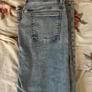 Ljusblå Lågmidjade jeans - Säljer domma fina jeansen ifrån bikbok i storlek 36, använt mycket men inget som syns på jeansen🩷
