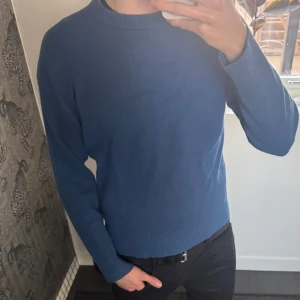 Stickad Tröja Zara - Säljer en stilren blå stickad tröja från zara, den är i ett väldigt fint skick. Storleken S. Nypris : 699kr. För fler frågor eller funderingar så är det bara att höra av sig! 