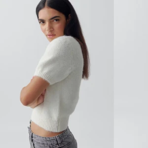 Vit stickad tröja - Säljer en stilren vit stickad tröja med korta ärmar. Använd 1 gång typ! Den är slutsåld i XS på gina