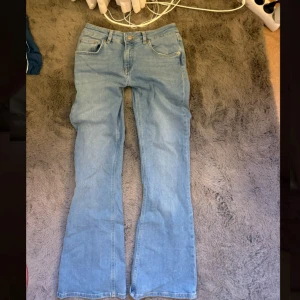 Lågmidjade bootcut jeans - Snygga ljusblå bootcut jeans med låg midja. Midjemåttet är 35cm men kan sträckas ut till 40cm och innerbenslängden är 75cm. Hör av er vid funderingar och titta gärna in mina andra plagg!