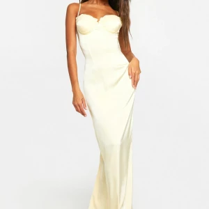 Lemon färgad långklänning -  Långklänning i satin med spets, smala axelband och en figurnära passform. Klänningen har en slits baktill. Säljer denna oanvända klänning då jag har hittat en annan😄originalpris 663kr,priset kan diskuteras 