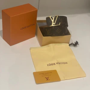 Helt nytt rutigt märkes bälte! - Nytt stiligt märkes bälte med ett lyxigt guldspänne 