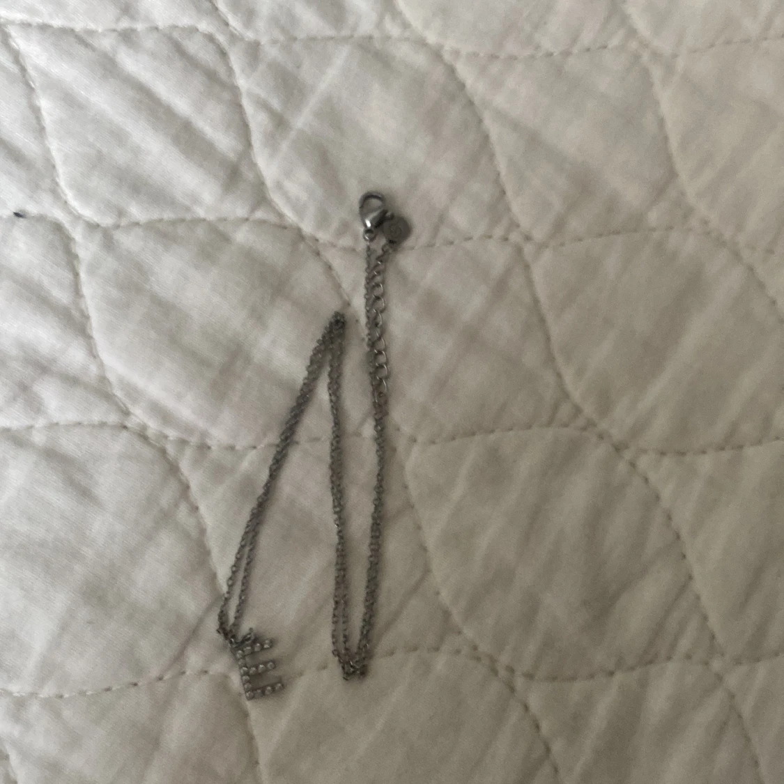 Silverfärgat armband med hjärtdetalj