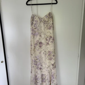 Adoore klänning  - Säljer denna supersöta klänningen från Adoore. Storlek 36💕🌸 Aldrig använd och med prislapp kvar😊Köpte den för 1695 kr