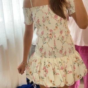 Smockad offshoulder klänning från hm - Supersöt kortklänning med offshoulder. Ge gärna förslag på pris!💓