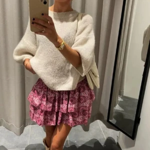 Rosa blommig volangkjol - Säljer en jätte söt meet me there liknande kjol med inbyggda shorts. Storlek xs men väldigt stretchig