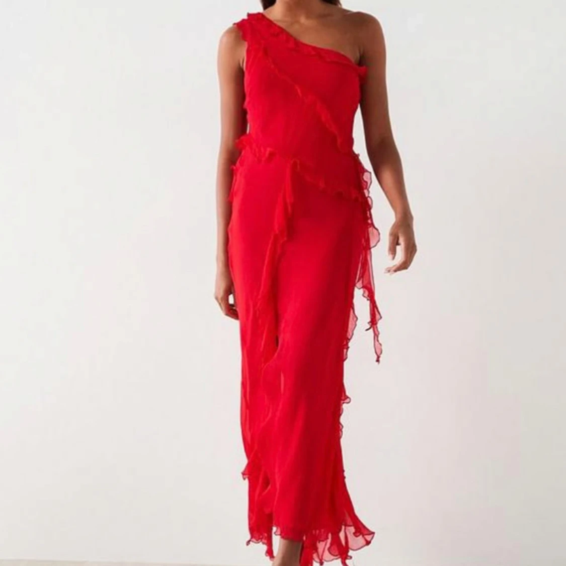 Röd långklänning med volang och slits - 1