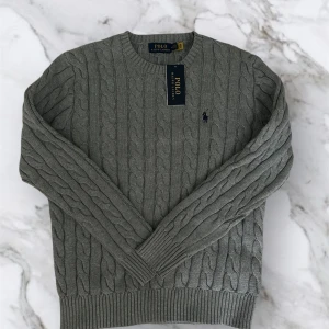 Ralph Lauren tröja - Storlek M!  Endast använd några enstaka gånger.  Kan frakta! Tröjan är grå. Kvitto finns!✅ Hör av dig vid minsta fundering