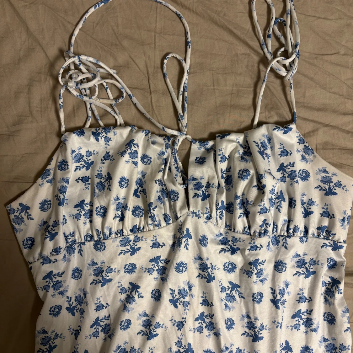 Vit långklänning med blå blommor - 1