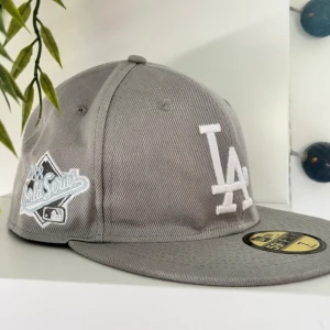 New era keps - Säljer min new era keps. Det är en väldigt eftertraktad modell. Den är storlek 7 vilket motsvarar 55.8 cm. Båda klister märkena är kvar. Bara att höra av sig vid frågor eller funderingar.