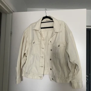 Oversize jeansjacka, gina tricot  - Säljer min oversize jeansjacka från gina tricot i storlek XS. Använd fåtal gånger.  Nypris 599kr Säljer för 400kr
