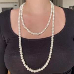 Långt pärlhalsband - Passar perfekt för layering och kan användas på olika sätt!
