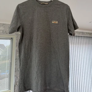 Grå T-Shirt | Nudie Jeans - Knappt använd. Skön grå t-shirt från Nudie Jeans Co. 100% bomull. Grisch till sommaren. Inga defekter.