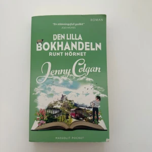 Den lilla bokhandeln runt hörnet - En charmig roman om att våga följa sina drömmar! Följ Nina som startar en bokhandel på hjul och möter nya vänner och utmaningar i Skottland. Perfekt för dig som gillar feelgood, böcker och inspirerande berättelser.