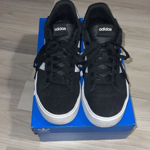 Adidas dialy 4.0 skor - Säljer dessa svarta Adidas sneakers. Knappt använda så de ser nästintill nya ut. Storlek 44