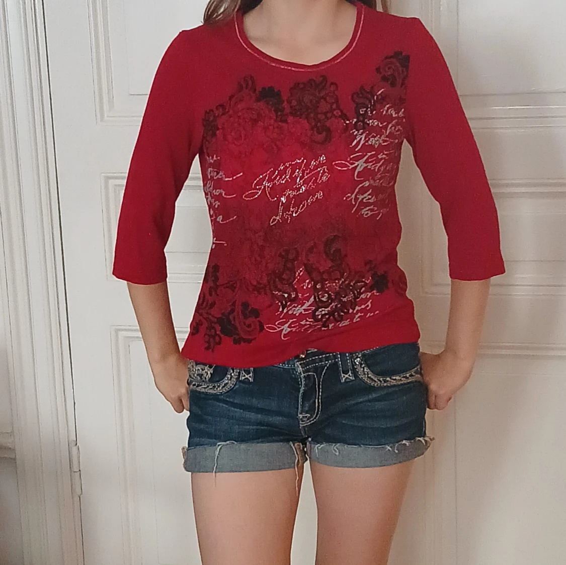 Röd topp med spets och tryck