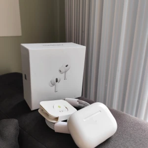 Airpod pro 2 gen - Säljer airpod pro 2 gen i nyskick. De funkar skit bra. Lång batteritid. Bra ljud. Allt som behövs följer med. Laddare till exempel. 