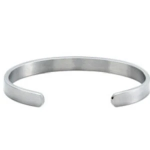 Costa Serena Silver Armband - Stilrent och minimalistiskt armband i silverfärg med öppen design. Perfekt för dig som gillar en clean look och vill ha ett smycke som passar till allt. Armbandet är slätt och har en modern känsla.