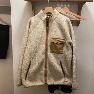 Vardag Pile Fleece Fjällräven - Najs fleece från Fjällräven, använt en del (se bilder) men i bra skick för vidare användning.