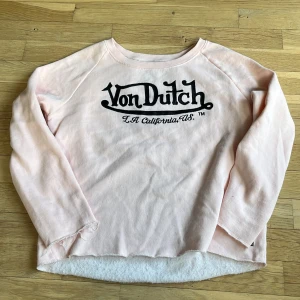Von Dutch tröja - Asfet ROSA von dutch tröja med fejk läder tryck, otroligt fet och mjuk perfekt för sommaren. Skriv för fler frågor!