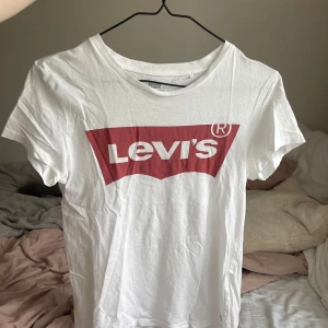 T shirt  - T shirt från Levis, storlek XS 💞💞kan absolut stryka den innan jag skickar den om det önskas